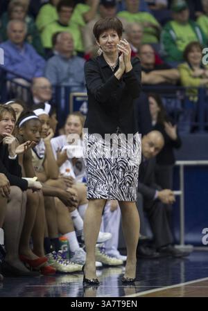 18. November 2012: South Bend, Indiana, Vereinigte Staaten von Amerika - 18. November 2012: Notre Dame-Cheftrainer Muffet McGraw klatscht im Purcell Pavilion im Joyce Center in South Bend, Indiana für ein gutes Spiel während der NCAA Women's Basketball-Action zwischen den Notre Dame Fighting Irish und den Massachusetts Minutewomen. Notre Dame besiegte Massachusetts 94–50. (Bild: © John Mersits/Cal Sport Media/ZUMAPRESS.com) Stockfoto