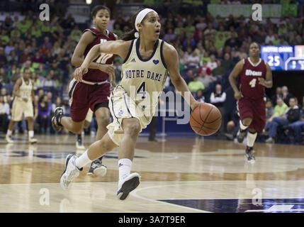 18. November 2012: South Bend, Indiana, Vereinigte Staaten von Amerika - 18. November 2012: Notre Dame Guard Skylar Diggins (4) fährt während des NCAA Women's Basketball-Spiels zwischen den Notre Dame Fighting Irish und den Massachusetts Minutewomen im Purcell Pavilion im Joyce Center in South Bend, Indiana, zum Korb. Notre Dame besiegte Massachusetts 94–50. (Bild: © John Mersits/Cal Sport Media/ZUMAPRESS.com) Stockfoto