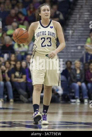 18. November 2012: South Bend, Indiana, Vereinigte Staaten von Amerika - 18. November 2012: Notre Dame Garde Michaela Mabrey (23) dribbelt den Ball während der NCAA Women's Basketball-Action zwischen den Notre Dame Fighting Irish und den Massachusetts Minutewomen im Purcell Pavilion im Joyce Center in South Bend, Indiana. Notre Dame besiegte Massachusetts 94–50. (Bild: © John Mersits/Cal Sport Media/ZUMAPRESS.com) Stockfoto