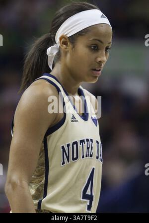 18. November 2012: South Bend, Indiana, Vereinigte Staaten von Amerika - 18. November 2012: Notre Dame schützt Skylar Diggins (4) während des NCAA Women's Basketball-Spiels zwischen den Notre Dame Fighting Irish und den Massachusetts Minutewomen im Purcell Pavilion im Joyce Center in South Bend, Indiana. Notre Dame besiegte Massachusetts 94–50. (Bild: © John Mersits/Cal Sport Media/ZUMAPRESS.com) Stockfoto