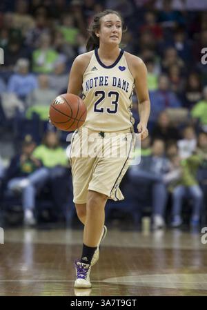 18. November 2012: South Bend, Indiana, Vereinigte Staaten von Amerika - 18. November 2012: Notre Dame Garde Michaela Mabrey (23) dribbelt den Ball während der NCAA Women's Basketball-Action zwischen den Notre Dame Fighting Irish und den Massachusetts Minutewomen im Purcell Pavilion im Joyce Center in South Bend, Indiana. Notre Dame besiegte Massachusetts 94–50. (Bild: © John Mersits/Cal Sport Media/ZUMAPRESS.com) Stockfoto