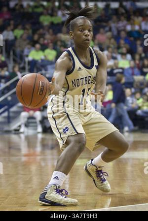18. November 2012: South Bend, Indiana, Vereinigte Staaten von Amerika - 18. November 2012: Kaila Turner (15) spielt den Ball während des NCAA Women's Basketball-Spiels zwischen den Notre Dame Fighting Irish und den Massachusetts Minutewomen im Purcell Pavilion im Joyce Center in South Bend, Indiana. Notre Dame besiegte Massachusetts 94–50. (Bild: © John Mersits/Cal Sport Media/ZUMAPRESS.com) Stockfoto