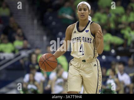 18. November 2012: South Bend, Indiana, Vereinigte Staaten von Amerika - 18. November 2012: Notre Dame schützt Skylar Diggins (4) während des NCAA Women's Basketball-Spiels zwischen den Notre Dame Fighting Irish und den Massachusetts Minutewomen im Purcell Pavilion im Joyce Center in South Bend, Indiana. Notre Dame besiegte Massachusetts 94–50. (Bild: © John Mersits/Cal Sport Media/ZUMAPRESS.com) Stockfoto