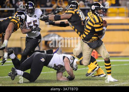 November 2012: Pittsburgh, PENNSYLVANNIA, USA S - 18. November 2012 - Pittsburgh Steelers Quarterback Byron Leftwich (4) entkommt Baltimore Ravens vor dem Linebacker Paul Kruger (99), als er im vierten Quartal mit den Pittsburgh Steelers gegen die Baltimore Ravens im Heinz Field in Pittsburgh, PA, aus der Tasche krabbelt. (Bild: © Dean M. Beattie/ZUMAPRESS.com) Stockfoto