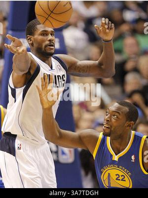 19. November 2012: Arlington, Texas, USA – Dallas Mavericks Center BERNARD JAMES, links, und Golden State Warriors zeigen Wächter CHARLES JENKINS, kämpfen um die Kontrolle über den Ball während der ersten Hälfte eines NBA-Basketballspiels im American Airlines Center. (Kreditbild: © Brandon Wade/MCT/ZUMAPRESS.com) Stockfoto