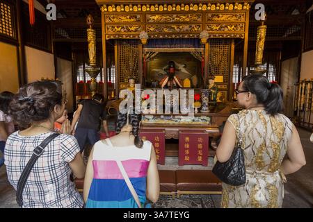 August 2012 - Shanghai, China - Menschen beten im Chenghuang Miao oder im Stadtgottstempel im Yu Yuan Gardens Basar Shanghai, China (Bild: © Richard Ellis/ZUMAPRESS.com) Stockfoto