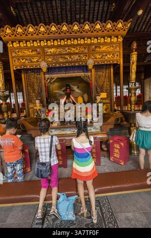 August 2012 - Shanghai, China - Menschen beten im Chenghuang Miao oder im Stadtgottstempel im Yu Yuan Gardens Basar Shanghai, China (Bild: © Richard Ellis/ZUMAPRESS.com) Stockfoto