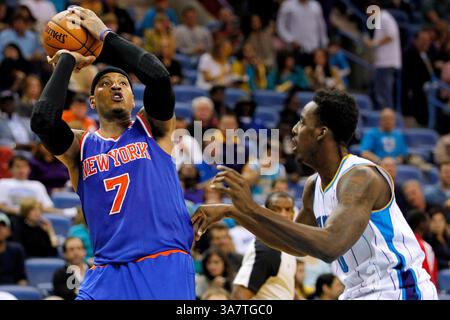 20. November 2012: New Orleans, Louisiana, Vereinigte Staaten von Amerika - 20. November 2012: New York Knicks Small Forward Carmelo Anthony (7) schießt den Ball über die New Orleans Hornets Small Forward Al-Farouq Aminu (0) während des NBA-Basketballspiels zwischen den New Orleans Hornets und den New York Knicks in der New Orleans Arena in New Orleans, LA. (Bild: © Jonathan Bachman/Cal Sport Media/ZUMAPRESS.com) Stockfoto