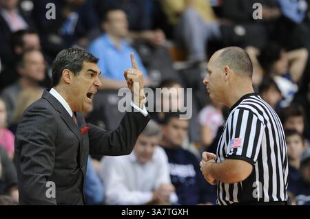 20. November 2012 - Villanova, Pennsylvania, USA - Villanova Wildcats-Cheftrainer JAY WRIGHT beschwert sich beim Schiedsrichter über einen Anruf auf dem Boden. In einem Spiel, das im Paviilion Villanova gespielt wird. Pennsylvania Villanova verliert gegen Columbia um 75-57 (Bild: © Michael McAtee/ZUMAPRESS.com) Stockfoto