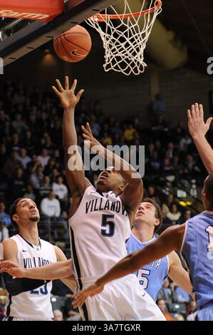 20. November 2012 - Villanova, Pennsylvania, USA - der Wachmann der Villanova Wildcats TONY CHENNAULT (5) schießt den Ball in einem Spiel, das im Paviilion Villanova gespielt wird. Pennsylvania Villanova verliert gegen Columbia um 75-57 (Bild: © Michael McAtee/ZUMAPRESS.com) Stockfoto