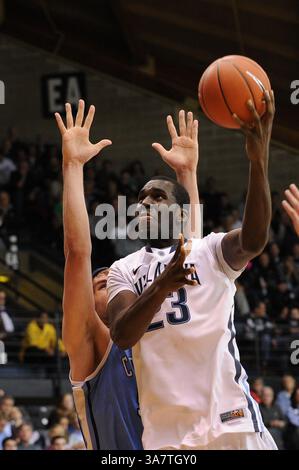 20. November 2012 - Villanova, Pennsylvania, USA - Villanova Wildcats Stürmer DANIEL OCHEFU (23) schießt den Ball in der Lane. In einem Spiel, das im Paviilion Villanova gespielt wird. Pennsylvania Villanova verliert gegen Columbia um 75-57 (Bild: © Michael McAtee/ZUMAPRESS.com) Stockfoto
