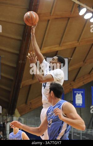 20. November 2012 - Villanova, Pennsylvania, USA - Villanova Wildcats Guard DARRUN HILLIARD (4) schießt den Ball. In einem Spiel, das im Paviilion Villanova gespielt wird. Pennsylvania Villanova verliert gegen Columbia um 75-57 (Bild: © Michael McAtee/ZUMAPRESS.com) Stockfoto