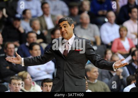 November 2012 - Villanova, Pennsylvania, USA - Villanova Wildcats-Cheftrainer JAY WRIGHT reagiert auf einen Anruf am Boden. In einem Spiel, das im Paviilion Villanova gespielt wird. Pennsylvania Villanova verliert gegen Columbia um 75-57 (Bild: © Michael McAtee/ZUMAPRESS.com) Stockfoto