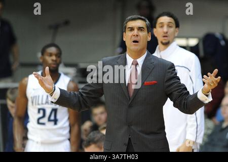 November 2012 - Villanova, Pennsylvania, USA - Villanova Wildcats-Cheftrainer JAY WRIGHT reagiert auf einen Anruf am Boden. In einem Spiel, das im Paviilion Villanova gespielt wird. Pennsylvania Villanova führt Columbia mit einer Punktzahl von 26-22. (Bild: © Michael McAtee/ZUMAPRESS.com) Stockfoto