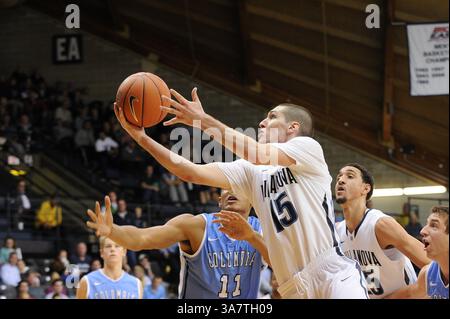 November 2012 - Villanova, Pennsylvania, USA - Villanova Wildcats Wachmann RYAN ARCIDIACONO (15) beugt sich für einen Schuss in die Spur. In einem Spiel, das im Paviilion Villanova gespielt wird. Pennsylvania Villanova verliert gegen Columbia um 75-57 (Bild: © Michael McAtee/ZUMAPRESS.com) Stockfoto
