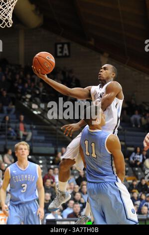 November 2012 - Villanova, Pennsylvania, USA - der Wachmann der Villanova Wildcats TONY CHENNAULT (5) fährt die Spur für zwei. In einem Spiel, das im Paviilion Villanova gespielt wird. Pennsylvania Villanova verliert gegen Columbia um 75-57 (Bild: © Michael McAtee/ZUMAPRESS.com) Stockfoto