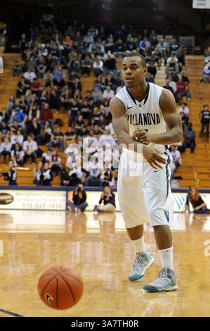 20. November 2012: Villanova, Pennsylvania, USA - der Wachmann der Villanova Wildcats TONY CHENNAULT (5) übergibt den Ball. In einem Spiel, das im Paviilion Villanova gespielt wird. Pennsylvania Villanova verliert gegen Columbia um 75-57 (Bild: © Michael McAtee/ZUMAPRESS.com) Stockfoto