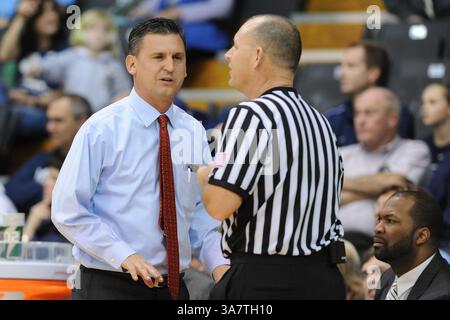 20. November 2012: Villanova, Pennsylvania, USA - KYLE SMITH, Cheftrainer der Columbia Lions, spricht mit dem Schiedsrichter an der Seitenlinie. In einem Spiel, das im Paviilion Villanova gespielt wird. Pennsylvania Villanova führt Columbia mit einer Punktzahl von 26-22. (Bild: © Michael McAtee/ZUMAPRESS.com) Stockfoto