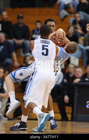 20. November 2012 - Villanova, Pennsylvania, USA - Villanova Wildcats Guard DARRUN HILLIARD (4) und Villanova Wildcats Guard TONY CHENNAULT (5) haben a10 gefangen. In einem Spiel, das im Paviilion Villanova gespielt wird. Pennsylvania Villanova verliert gegen Columbia um 75-57 (Bild: © Michael McAtee/ZUMAPRESS.com) Stockfoto
