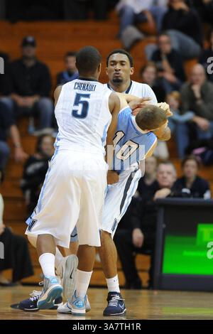 20. November 2012 - Villanova, Pennsylvania, USA - Villanova Wildcats Guard DARRUN HILLIARD (4) und Villanova Wildcats Guard TONY CHENNAULT (5) haben a10 gefangen. In einem Spiel, das im Paviilion Villanova gespielt wird. Pennsylvania Villanova verliert gegen Columbia um 75-57 (Bild: © Michael McAtee/ZUMAPRESS.com) Stockfoto