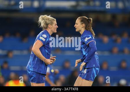 London, Großbritannien. März 2025. London England, 27. März 2025: Millie Bright aus Chelsea und Millie Bright aus Chelsea feiern ein Tor beim UEFA Women's Champions League-Spiel zwischen Chelsea und Manchester City an der Stamford Bridge in London (Alexander Canillas/SPP). /Alamy Live News Stockfoto