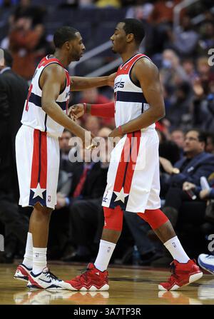 12. Januar 2013 – Washington, DC, USA – Washington Wizards Point Guard A.J. Price (12), links, begrüßt Wizards Point Guard John Wall (2), als Wall im Spiel gegen die Atlanta Hawks ins Spiel kommt und ersetzt ihn im ersten Quartal im Verizon Center in Washington, D.C., Samstag, 12. Januar 2013. (Kreditbild: © Chuck Myers/MCT/ZUMAPRESS.com) Stockfoto