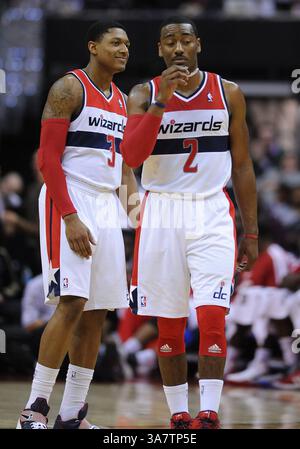 12. Januar 2013 - Washington, DC, USA - Washington Wizards Point Guard John Wall (2) und Wizards Shooting Guard Bradley Beal (3) warten im Verizon Center in Washington, D.C. am Samstag, den 12. Januar 2013 auf die Wiederaufnahme des Spiels gegen die Atlanta Hawks. Die Wizards besiegten die Hawks zwischen 93 und 83. (Kreditbild: © Chuck Myers/MCT/ZUMAPRESS.com) Stockfoto