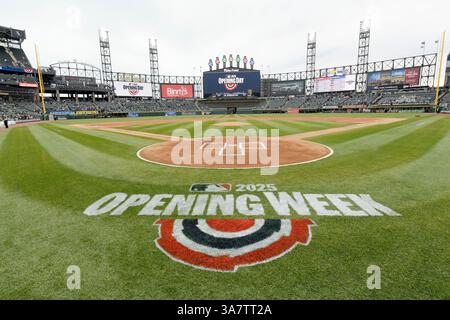 Chicago, Usa. März 2025. Die Chicago White Sox veranstalten die Los Angeles Angels zum Saisonauftakt im garantierten Rate Field in Chicago, IL am Donnerstag, den 27. März 2025. Foto: Mark Black/UPI Credit: UPI/Alamy Live News Stockfoto