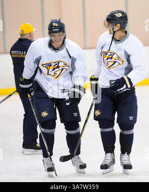 Januar 2013 - Nashville, Tennessee, USA S - 14. Januar 2013 - Nashville, TN. Nashville Predators verließen SERGEI KOSTITSYN (L) und Nashville Predators verließen MARTIN ERAT Skate im Nashville Predators Training Camp. (Bild: © Mike Strasinger/ZUMAPRESS.com) Stockfoto