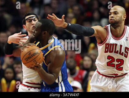 25. Januar 2013 - Chicago, IL, USA - die Chicago Bulls Kirk Hinrich und Taj Gibson (22) ersticken Charles Jenkins, als er in der zweiten Halbzeit im United Center in Chicago, Illinois, zum Korb fährt 2013. Die Bulls besiegten die Krieger, 103–87. (Kreditbild: © Anthony Souffle/MCT/ZUMAPRESS.com) Stockfoto