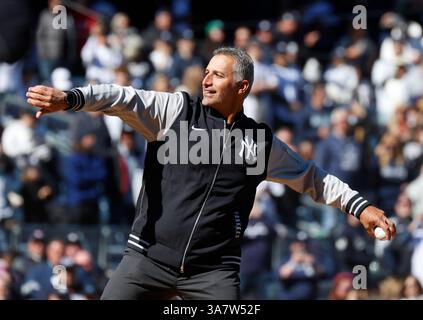 Bronx, Usa. März 2025. Der ehemalige New York Yankees Pitcher Andy Pettitte wirft das erste Feld vor dem Spiel gegen die Milwaukee Brewers in einem MLB-Eröffnungstag im Yankee Stadium am Donnerstag, den 27. März 2025 in New York City. Foto: John Angelillo/UPI Credit: UPI/Alamy Live News Stockfoto