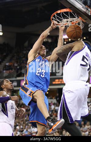25. Januar 2013 - Sacramento, Kalifornien, USA - Oklahoma City Thunder Shooting Guard KEVIN MARTIN (23) stürzt den Ball über Sacramento Kings Power Forward JAMES JOHNSON (52) während des NBA Basketballspiels zwischen den Oklahoma City Thunder und den Sacramento Kings in der Sleep Train Arena in Sacramento, Kalifornien (Credit Image: © Christopher Trim/ZUMAPRESS.com) Stockfoto