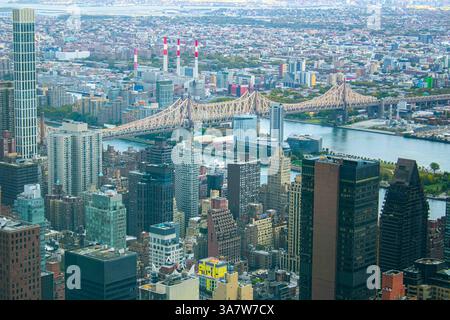 Wunderschöner Blick auf die Ed Koch Queensboro Bridge in Manhattan NYC mit Brooklyn im Hintergrund. Stockfoto