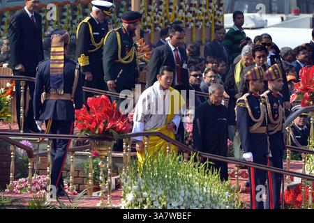 NEW DELHI, INDIEN - 26. JANUAR: Präsident Pranab Mukherjee und Hauptgast König von Bhutan, Jigme Khesar Namgyel Wangchuck während der Feierlichkeiten zum 64. Tag der Republik in Neu-Delhi am Samstag. (Foto: Naveen Jora/India Today Group) *** lokaler Bildunterschrift *** Pranab Mukherjee;Jigme Khesar Namgyel Wangchuck (Foto: © India Today/ZUMAPRESS.com) Stockfoto