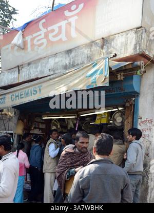 NEW DELHI, INDIEN - 27. JANUAR: Ein Medizingeschäft vor dem Safdarjung Krankenhaus in Neu-Delhi am Sonntag. (Kreditbild: © India Today/ZUMAPRESS.com) Stockfoto