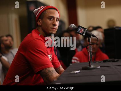 27. Januar 2013 - New Orleans, LA, USA - San Francisco 49ers Quarterback Colin Kaepernick spricht während einer Pressekonferenz im New Orleans Marriott in New Orleans, Louisiana, Sonntag, 27. Januar 2012. Die 49ers werden am 3. Februar im Mercedes-Benz Superdome in New Orleans im Super Bowl XLVII auf die Baltimore Ravens treffen. (Kreditbild: © Jane Tyska/MCT/ZUMAPRESS.com) Stockfoto