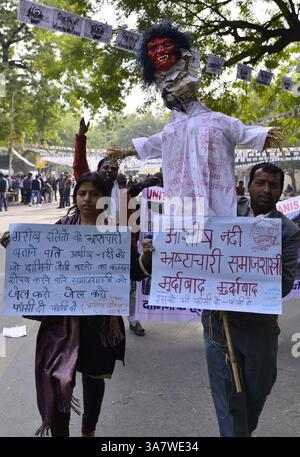 NEW DELHI, INDIEN - 27. JANUAR: OBC-Aktivisten protestieren gegen die umstrittenen Äußerungen von Ashis Nandy. (Kreditbild: © India Today/ZUMAPRESS.com) Stockfoto