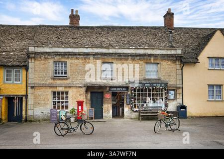 Lacock Post Office und Shop in der High Street, Lacock, Wiltshire, Großbritannien am 25. März 2025 Stockfoto