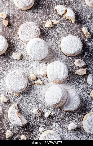Hoher Winkel von süßen Quark Brötchen auf dem Tisch mit bestreut Puderzucker zu Hause Stockfoto
