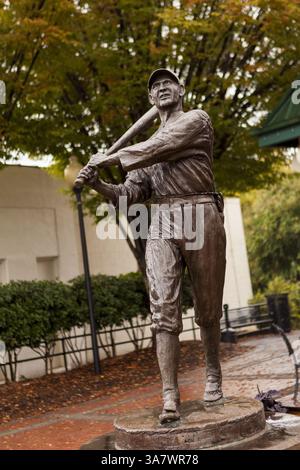 19. Oktober 2011 – Greenville, South Carolina, USA – Park und Statue, die dem berühmten amerikanischen Baseballspieler Shoeless Joe Jackson in Greenville, Sout Carolina, gewidmet ist. (Bild: © Richard Ellis/ZUMAPRESS.com) Stockfoto