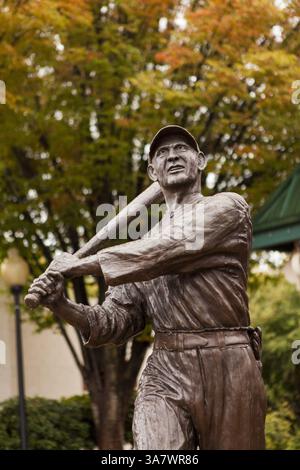 19. Oktober 2011 – Greenville, South Carolina, USA – Park und Statue, die dem berühmten amerikanischen Baseballspieler Shoeless Joe Jackson in Greenville, Sout Carolina, gewidmet ist. (Bild: © Richard Ellis/ZUMAPRESS.com) Stockfoto