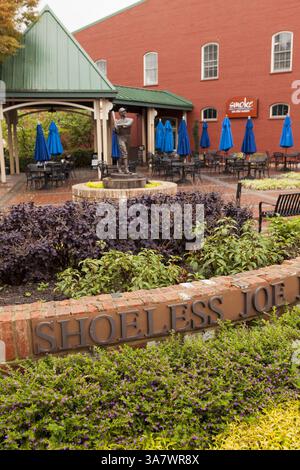 19. Oktober 2011 – Greenville, South Carolina, USA – Park und Statue, die dem berühmten amerikanischen Baseballspieler Shoeless Joe Jackson in Greenville, Sout Carolina, gewidmet ist. (Bild: © Richard Ellis/ZUMAPRESS.com) Stockfoto