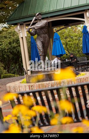19. Oktober 2011 – Greenville, South Carolina, USA – Park und Statue, die dem berühmten amerikanischen Baseballspieler Shoeless Joe Jackson in Greenville, Sout Carolina, gewidmet ist. (Bild: © Richard Ellis/ZUMAPRESS.com) Stockfoto