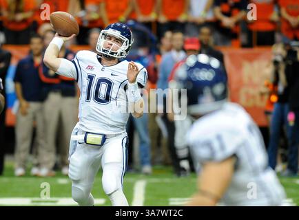 Oktober 2012 - Syracuse, New York, USA S - 19. Oktober 2012: Connecticut Huskies Quarterback Chandler Whitmer #10 bereitet sich darauf vor, den Ball während des ersten Viertels gegen die Syracuse Orange im Carrier Dome in Syracuse, New York, zu passieren. (Bild: © Rich Barnes/Cal Sport Media/ZUMAPRESS.com) Stockfoto