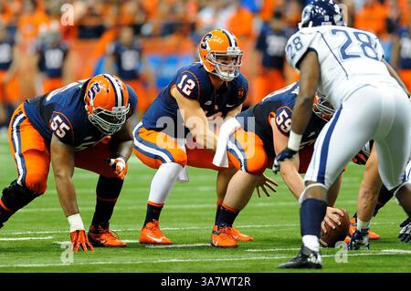 Oktober 2012 - Syracuse, New York, USA S - 19. Oktober 2012: Syracuse Orange Quarterback Ryan Nassib #12 scannt das Feld im ersten Quartal gegen die Connecticut Huskies im Carrier Dome in Syracuse, New York. (Bild: © Rich Barnes/Cal Sport Media/ZUMAPRESS.com) Stockfoto