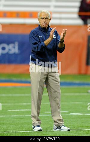 Oktober 2012 - Syracuse, New York, USA S - 19. Oktober 2012: Connecticut Huskies-Cheftrainer Paul Pasqualoni sieht sich vor dem Spiel gegen die Syracuse Orange im Carrier Dome in Syracuse, New York, an. (Bild: © Rich Barnes/Cal Sport Media/ZUMAPRESS.com) Stockfoto