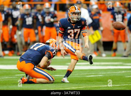 Oktober 2012 - Syracuse, New York, USA S - 19. Oktober 2012: Syracuse Orange Kicker Ross Krautman #37 schlägt im ersten Quartal gegen die Connecticut Huskies im Carrier Dome in Syracuse, New York, ein Field Goal. (Bild: © Rich Barnes/Cal Sport Media/ZUMAPRESS.com) Stockfoto