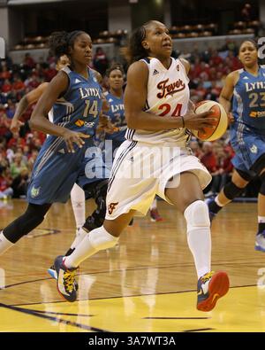 19. Oktober 2012 – Indianapolis, Indiana, USA – 19. Oktober 2012: Indiana Fever Stürmer Tamika Catchings (24) fährt im dritten Spiel des WNBA-Finals zwischen den Minnesota Lynx und dem Indiana Fever im Bankers Life Fieldhouse in Indianapolis, Indiana, in den Korb. (Bild: © Pat Lovell/Cal Sport Media/ZUMAPRESS.com) Stockfoto