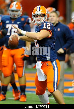 Oktober 2012 - Syracuse, New York, USA S - 19. Oktober 2012: Syracuse Orange Quarterback Ryan Nassib #12 bereitet sich vor, vor dem Spiel gegen die Connecticut Huskies im Carrier Dome in Syracuse, New York, einen Pass zu werfen. (Bild: © Rich Barnes/Cal Sport Media/ZUMAPRESS.com) Stockfoto