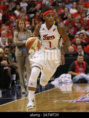 19. Oktober 2012 - Indianapolis, Indiana, USA - 19. Oktober 2012: Indiana Fever Guard Shavonte Zellous (1) dribbelt im dritten Spiel des WNBA Finals zwischen den Minnesota Lynx und dem Indiana Fever im Bankers Life Fieldhouse in Indianapolis, Indiana. (Bild: © Pat Lovell/Cal Sport Media/ZUMAPRESS.com) Stockfoto